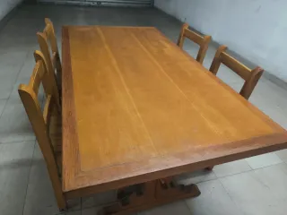 Mesa de comedor y 4 sillas de madera