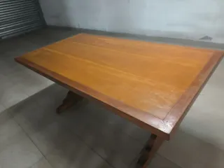Mesa de comedor y 4 sillas de madera