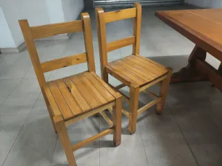 Mesa de comedor y 4 sillas de madera