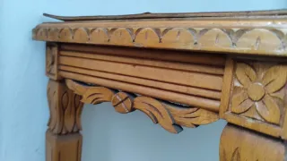 Mesa de madera tallada