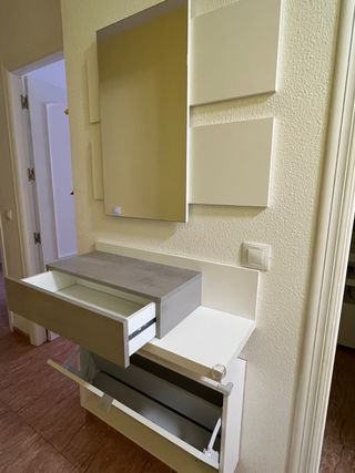 Mueble de entrada blanco y madera clara