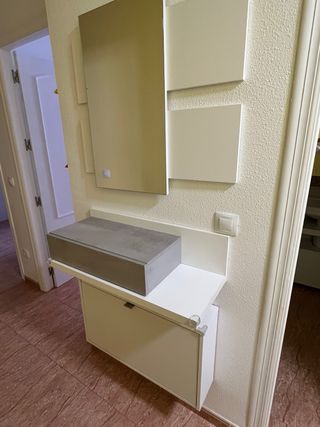 Mueble de entrada blanco y madera clara