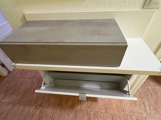 Mueble de entrada blanco y madera clara