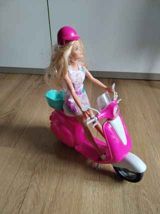 Barbie con moto rosa y casco