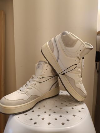 Zapatillas Kelme Blancas y Plateadas