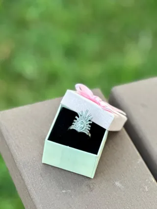 Anillo plateado en plata 925 con diseño de abanico