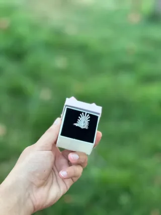 Anillo plateado en plata 925 con diseño de abanico