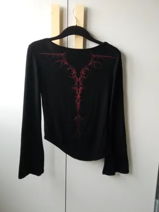 Camiseta negra con estampado rojo en espalda