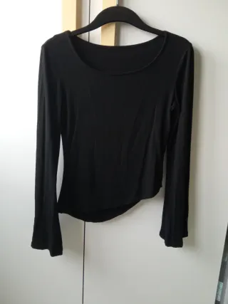 Camiseta negra con estampado rojo en espalda