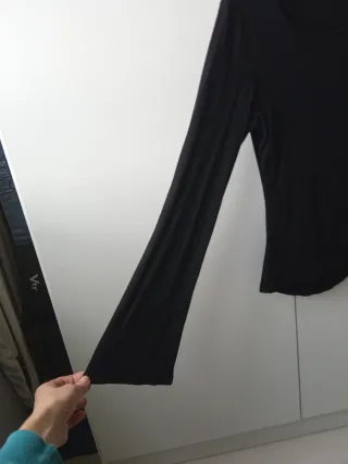 Camiseta negra con estampado rojo en espalda