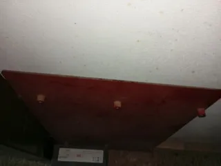 Cristal de mesa rojo y negro