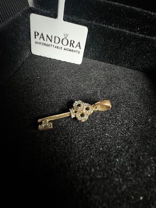 Pandora Charm Llave con Circonitas