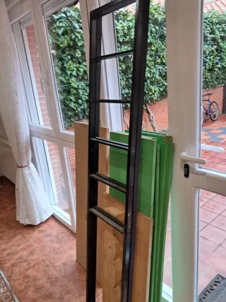 Estanterías metálicas y de madera (aprox. 6m)