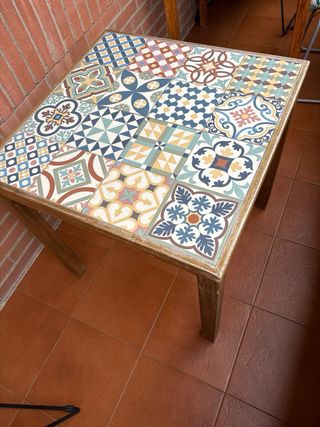 Mesa exterior madera con baldosas hidráulicas