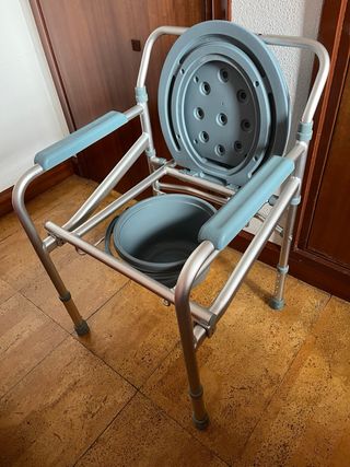 Silla con inodoro azul y gris