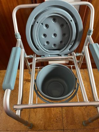 Silla con inodoro azul y gris