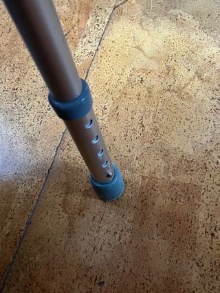 Silla con inodoro azul y gris