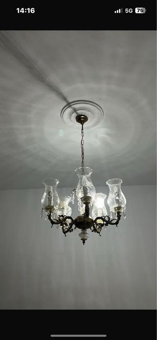 Lámpara de techo dorada y blanca