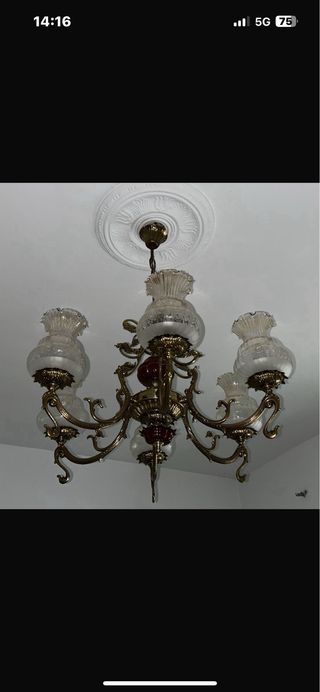 Lámpara de techo dorada y blanca