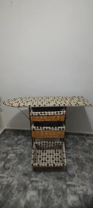 Mesita cajonera con tabla de planchar