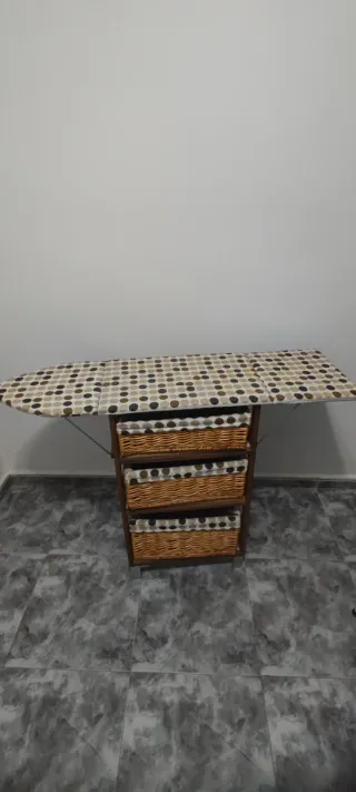 Mesita cajonera con tabla de planchar
