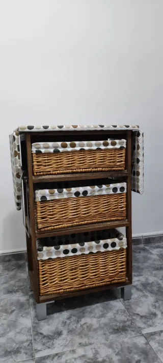 Mesita cajonera con tabla de planchar