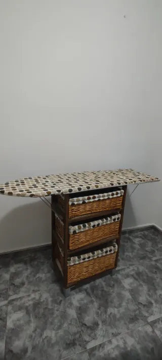 Mesita cajonera con tabla de planchar