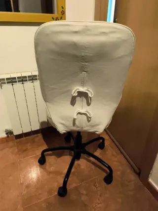 Silla de escritorio blanca con ruedas