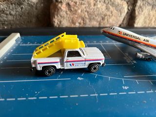 Lotto 2 modellini: Boeing 747 Universal Air e Chev