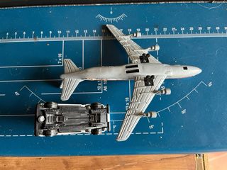 Lotto 2 modellini: Boeing 747 Universal Air e Chev