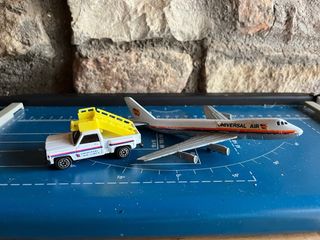Lotto 2 modellini: Boeing 747 Universal Air e Chev