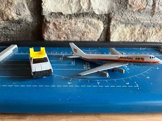 Lotto 2 modellini: Boeing 747 Universal Air e Chev