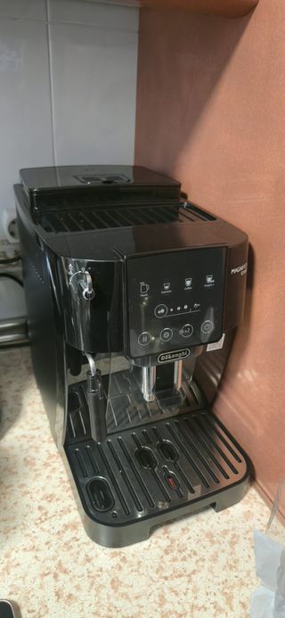 Cafetera DeLonghi Magnífica Start Negra