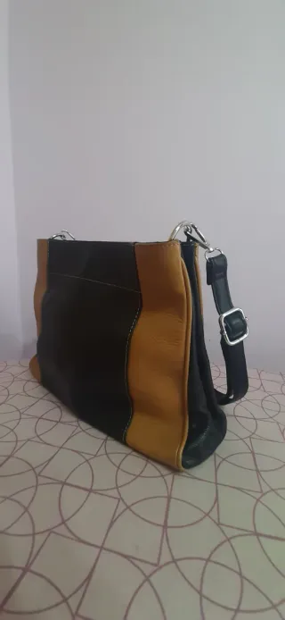 Bolso de piel negro y marrón
