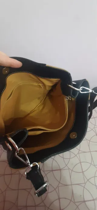 Bolso de piel negro y marrón
