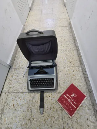 Máquina de escribir Erika gris azul