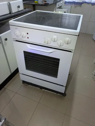 Vitrocerámica con horno y ruedas