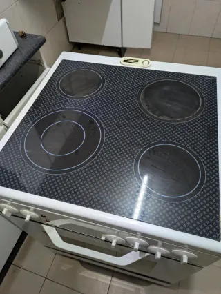 Vitrocerámica con horno y ruedas