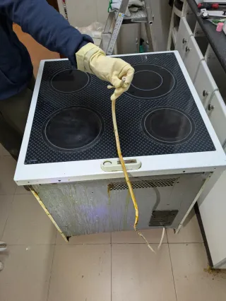 Vitrocerámica con horno y ruedas