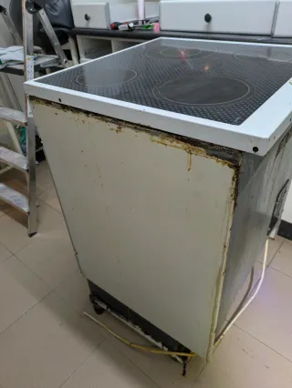 Vitrocerámica con horno y ruedas