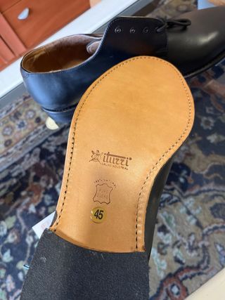 Zapatos de uniforme militar negros. Marca iturri.