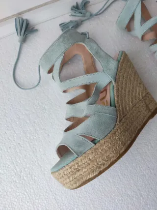 Sandalias cuña azul con cordones