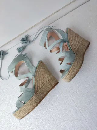Sandalias cuña azul con cordones