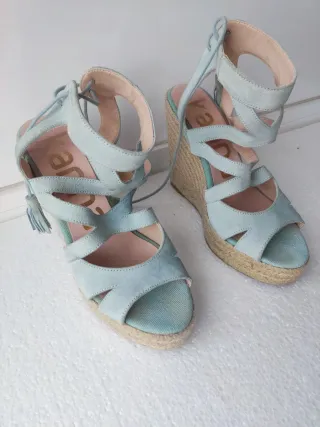 Sandalias cuña azul con cordones