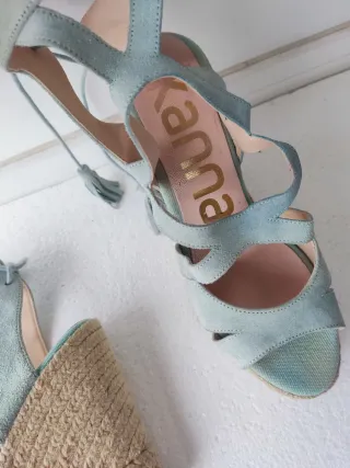 Sandalias cuña azul con cordones