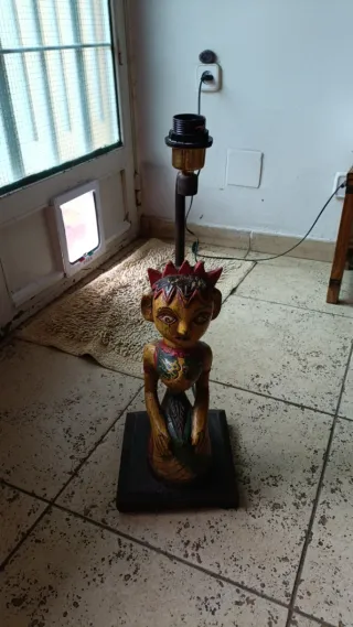 Pie de lámpara madera estilo colonial.