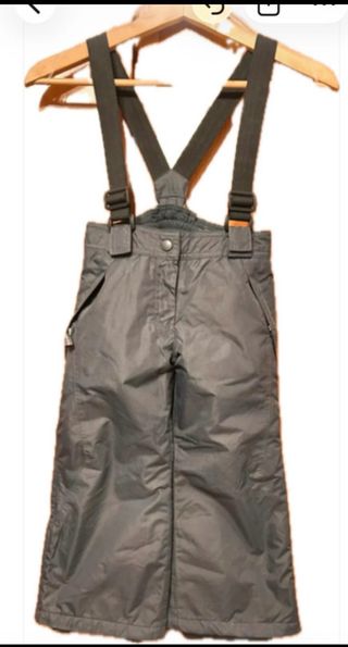 Peto niño nieve gris