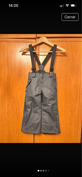 Peto niño nieve gris