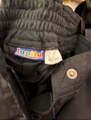 Peto niño nieve gris