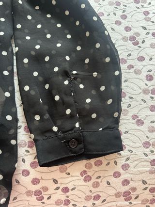 Camisa fina negra lunares blancos